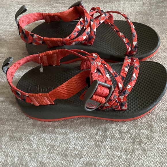 New never been worn kids Chaco sandal size 2 color Speck Grenadine - Picture 2 of 2